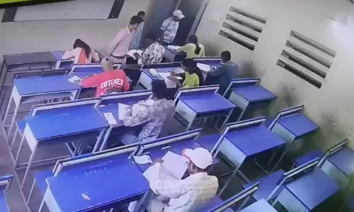 परीक्षा केंद्र में नकल करने की छूट दी पर्यवेक्षक ने, वीडियो वायरल परीक्षा केंद्र में नकल करने की छूट दी पर्यवेक्षक ने, वीडियो वायरल