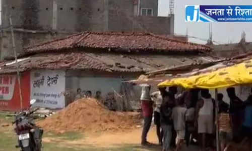 पति गायब, कमरे में महिला की लाश अर्धनग्न हालत में मिली पति गायब, कमरे में महिला की लाश अर्धनग्न हालत में मिली