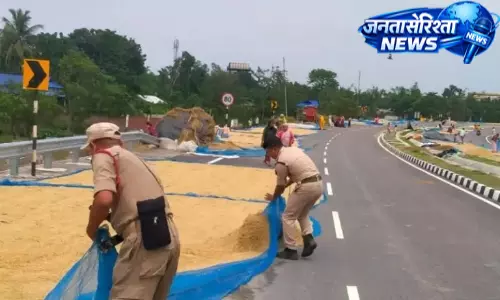 Dhubri : सड़कें बनीं धान सुखाने का मैदान, जलवायु संकट और जलभराव से किसान परेशान Dhubri : सड़कें बनीं धान सुखाने का मैदान, जलवायु संकट और जलभराव से किसान परेशान