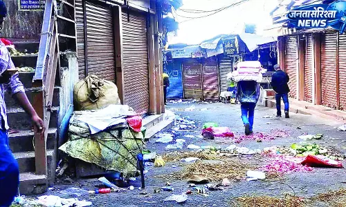 हड़ताल पर सफाई कर्मी, राजधानी में लगे कूड़े के अंबार हड़ताल पर सफाई कर्मी, राजधानी में लगे कूड़े के अंबार