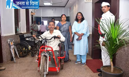 दिव्यांग बुद्ध सिंह को मिला मोटराइज्ड ट्रायसायकल दिव्यांग बुद्ध सिंह को मिला मोटराइज्ड ट्रायसायकल