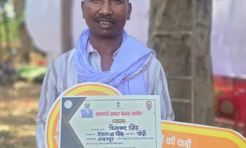 सुशासन तिहार में पीतांबर सिंह का सपना हुआ साकार, मिला पक्के मकान की चाबी सुशासन तिहार में पीतांबर सिंह का सपना हुआ साकार, मिला पक्के मकान की चाबी