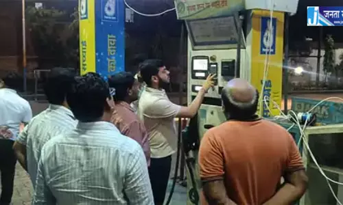 पेट्रोल पंप सील, प्रशासन को मनमानी की मिल रही थी शिकायत पेट्रोल पंप सील, प्रशासन को मनमानी की मिल रही थी शिकायत
