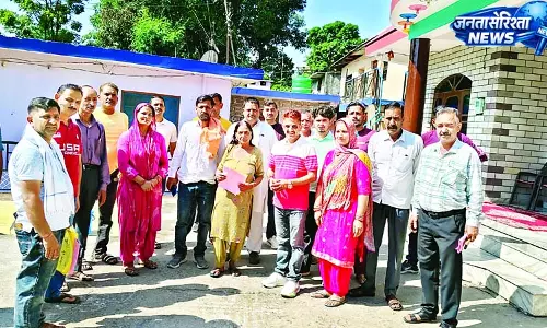 चुनाव चिन्ह फुटबॉल के साथ राजेश कुमार की घर-घर दस्तक चुनाव चिन्ह फुटबॉल के साथ राजेश कुमार की घर-घर दस्तक