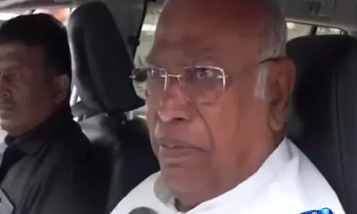 Kharge ने ईंधन और खाद की बढ़ती कीमतों को लेकर प्रधानमंत्री मोदी की आलोचना की Kharge ने ईंधन और खाद की बढ़ती कीमतों को लेकर प्रधानमंत्री मोदी की आलोचना की