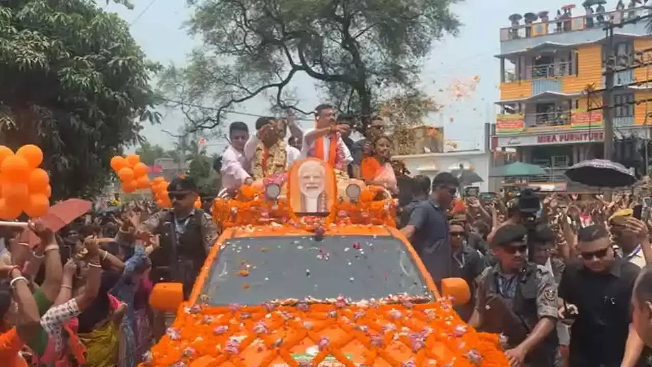 Kolkata: उपचुनाव से पहले शुभेंदु अधिकारी ने किया रोड शो, मंदिर में की पूजा-अर्चना Kolkata: उपचुनाव से पहले शुभेंदु अधिकारी ने किया रोड शो, मंदिर में की पूजा-अर्चना