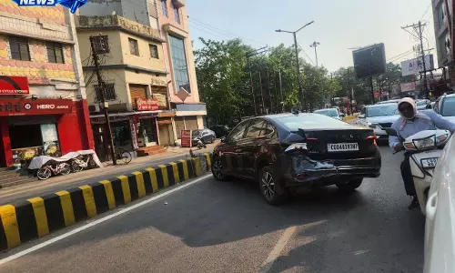 तात्यापारा चौक के पास एर्टिगा कार ने स्कॉडा कार को मारी टक्कर, देखें VIDEO...