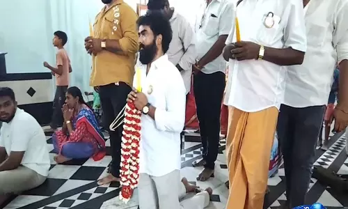 TVK के पदाधिकारी ने विजय की विधानसभा चुनाव जीत के बाद चर्च में घुटनों के बल चलकर अपनी मन्नतें पूरी कीं TVK के पदाधिकारी ने विजय की विधानसभा चुनाव जीत के बाद चर्च में घुटनों के बल चलकर अपनी मन्नतें पूरी कीं