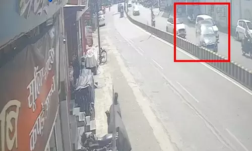 Raipur Breaking: तात्यापारा कार एक्सीडेंट का LIVE VIDEO आया सामने Raipur Breaking: तात्यापारा कार एक्सीडेंट का LIVE VIDEO आया सामने