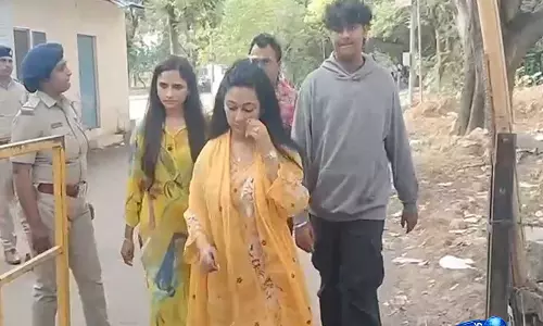 Kannada अभिनेता दर्शन की शादी की सालगिरह पर पत्नी और बेटे ने जेल में की मुलाकात Kannada अभिनेता दर्शन की शादी की सालगिरह पर पत्नी और बेटे ने जेल में की मुलाकात