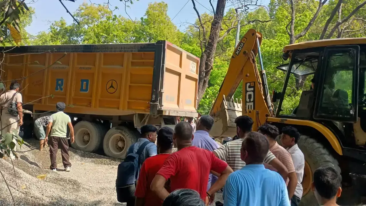 Nahan: मारकंडा पुल पर ट्राला फंसने से हाईवे जाम, क्रेन से हटाया गया