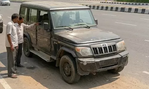 Gurugram: सड़क किनारे खड़ी बोलेरो से मिला चालक का शव, जांच शुरू Gurugram: सड़क किनारे खड़ी बोलेरो से मिला चालक का शव, जांच शुरू
