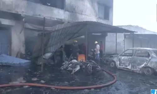Video: पटाखा दुकान में लगी आग, इलाके में मची अफरा-तफरी Video: पटाखा दुकान में लगी आग, इलाके में मची अफरा-तफरी
