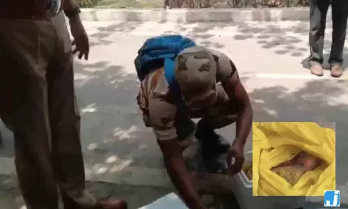 मां का कटा हाथ लेकर कमिश्नर ऑफिस पहुंचा ITBP जवान मां का कटा हाथ लेकर कमिश्नर ऑफिस पहुंचा ITBP जवान