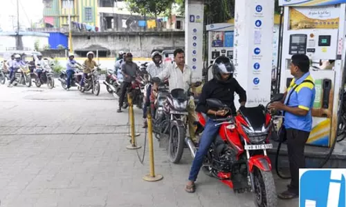 राजस्थान में पर्याप्त मात्रा में पेट्रोल और डीजल उपलब्ध, सरकार ने जनता से की ये अपील राजस्थान में पर्याप्त मात्रा में पेट्रोल और डीजल उपलब्ध, सरकार ने जनता से की ये अपील