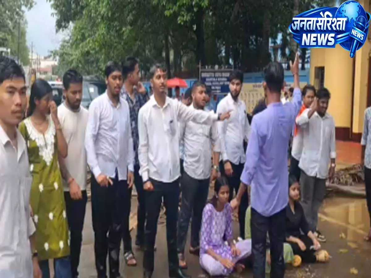 Tripura: प्राइवेट स्कूल और छात्रों के बीच क्यों बढ़ा तनाव? Tripura: प्राइवेट स्कूल और छात्रों के बीच क्यों बढ़ा तनाव?