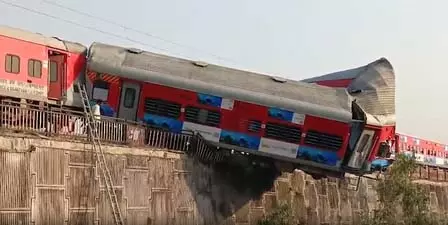 उत्तराखंड: उज्जैनी एक्सप्रेस के तीन डिब्बे पटरी से उतरे, टला बड़ा हादसा उत्तराखंड: उज्जैनी एक्सप्रेस के तीन डिब्बे पटरी से उतरे, टला बड़ा हादसा