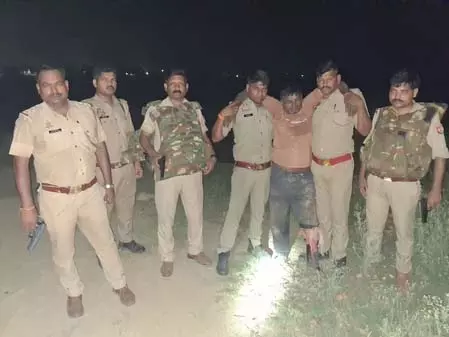 यूूपी: देवरिया में शराब के दुकानों से चोरी करने वाला आरोपी धराया, पुलिस मुठभेड़ में लगी गोली यूूपी: देवरिया में शराब के दुकानों से चोरी करने वाला आरोपी धराया, पुलिस मुठभेड़ में लगी गोली