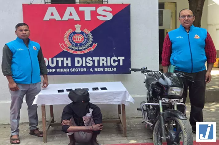 मोबाइल छीनने वाला आरोपी गिरफ्तार, पुलिस ने 6 चोरी के फोन और बाइक बरामद की मोबाइल छीनने वाला आरोपी गिरफ्तार, पुलिस ने 6 चोरी के फोन और बाइक बरामद की