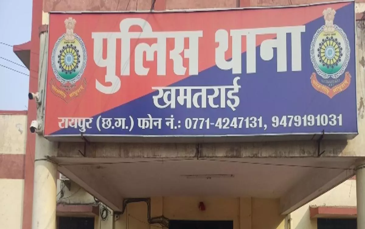 रायपुर के इस कॉलोनी में गैंगवॉर, घातक हथियार से एक-दूसरे पर हमला रायपुर के इस कॉलोनी में गैंगवॉर, घातक हथियार से एक-दूसरे पर हमला