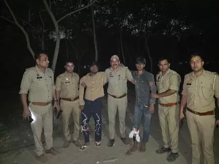 नोएडा: पुलिस मुठभेड़ में हत्या के दो आरोपी घायल, दो नाबालिग हिरासत में नोएडा: पुलिस मुठभेड़ में हत्या के दो आरोपी घायल, दो नाबालिग हिरासत में