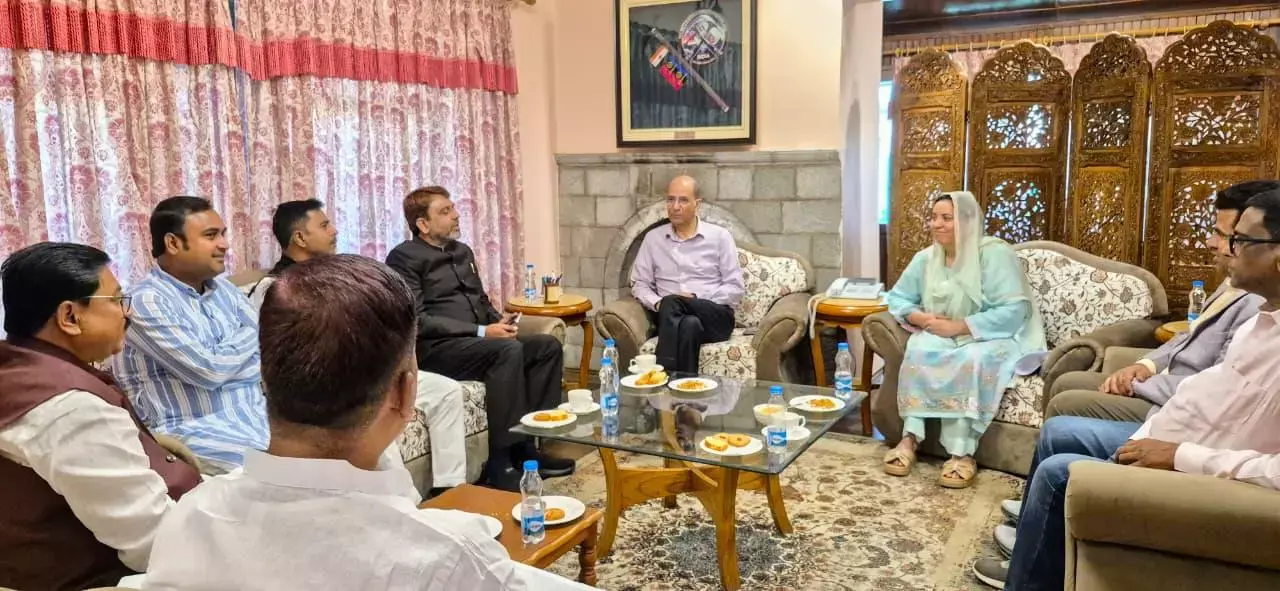 Srinagar: अल्पसंख्यक कल्याण समिति की मुख्यमंत्री सलाहकार व सकीना इटू से भेंट Srinagar: अल्पसंख्यक कल्याण समिति की मुख्यमंत्री सलाहकार व सकीना इटू से भेंट