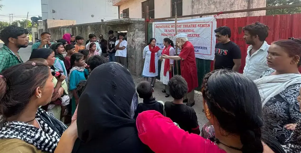 Jammu: जम्मू में नुक्कड़ नाटक से युवाओं को नशे से दूर रहने का संदेश Jammu: जम्मू में नुक्कड़ नाटक से युवाओं को नशे से दूर रहने का संदेश