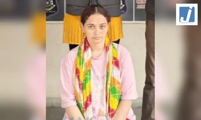 1.66 करोड़ के सोने की चोरी मामले में क्राइम ब्रांच ने ज्वेलरी स्टोर के कर्मचारी को किया गिरफ्तार 1.66 करोड़ के सोने की चोरी मामले में क्राइम ब्रांच ने ज्वेलरी स्टोर के कर्मचारी को किया गिरफ्तार