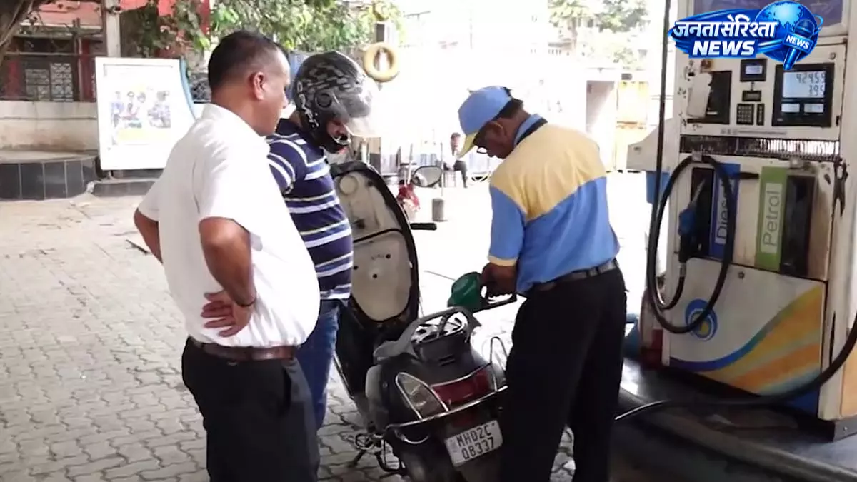 Mumbai में फिर बढ़े पेट्रोल-डीज़ल के दाम, एक हफ्ते में दूसरी बार इजाफा Mumbai में फिर बढ़े पेट्रोल-डीज़ल के दाम, एक हफ्ते में दूसरी बार इजाफा