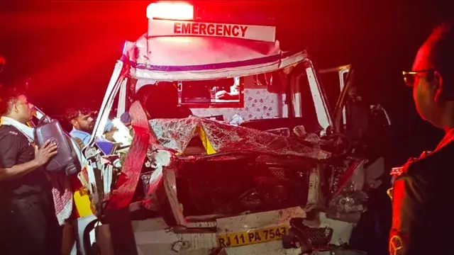 UP : पूर्वांचल एक्सप्रेसवे पर भीषण हादसा, खड़े कंटेनर से टकराई एंबुलेंस, मरीज की मौत UP : पूर्वांचल एक्सप्रेसवे पर भीषण हादसा, खड़े कंटेनर से टकराई एंबुलेंस, मरीज की मौत