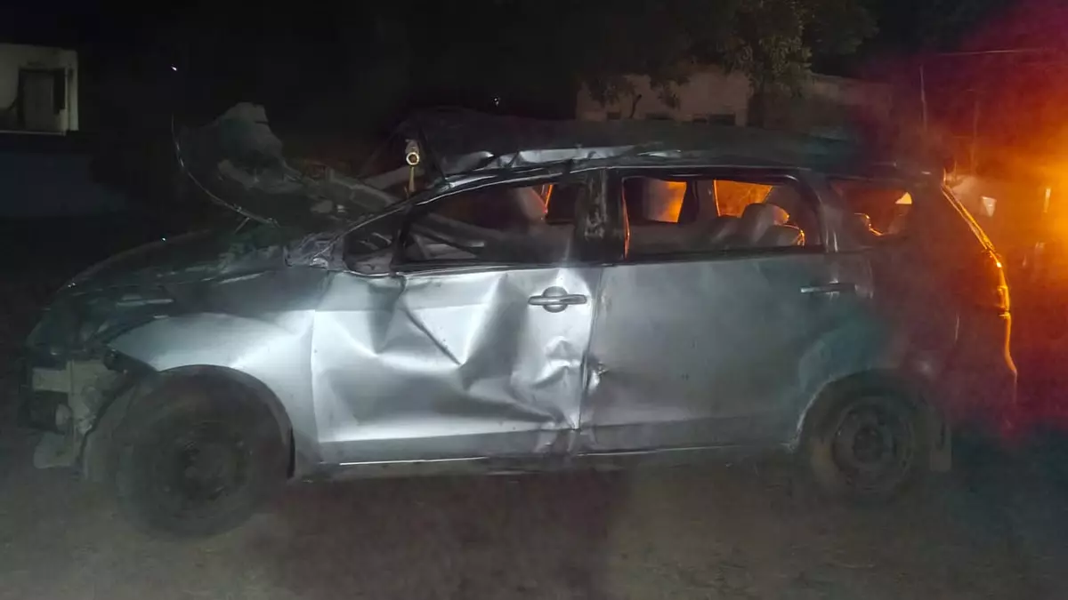 Chhatarpur में सड़क हादसा: कार पलटने से ससुर और बहू की मौत, तीन घायल Chhatarpur में सड़क हादसा: कार पलटने से ससुर और बहू की मौत, तीन घायल