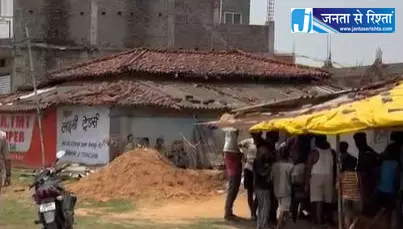 पति गायब, कमरे में महिला की लाश अर्धनग्न हालत में मिली पति गायब, कमरे में महिला की लाश अर्धनग्न हालत में मिली