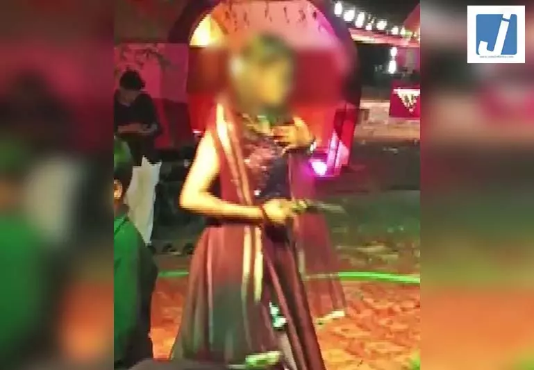 लड़की का तमंचे के साथ डांस करते हुए वीडियो सामने आया, मचा हड़कंप लड़की का तमंचे के साथ डांस करते हुए वीडियो सामने आया, मचा हड़कंप