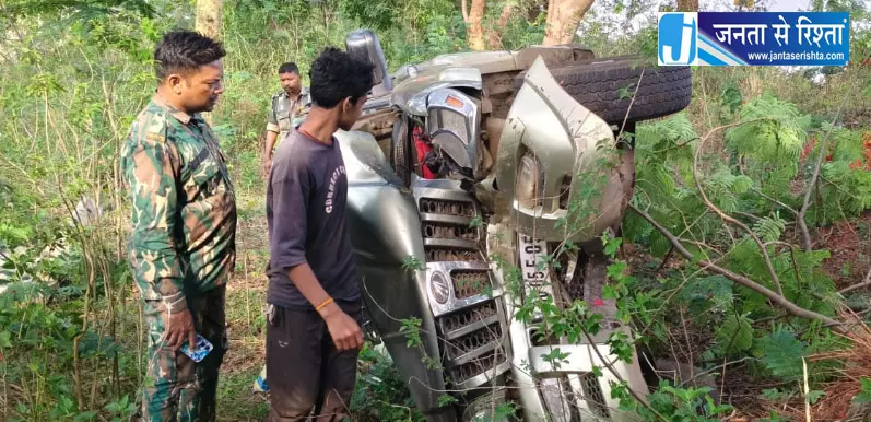 नेशनल हाईवे में स्कॉर्पियो का टायर फटा, 6 लोग घायल नेशनल हाईवे में स्कॉर्पियो का टायर फटा, 6 लोग घायल
