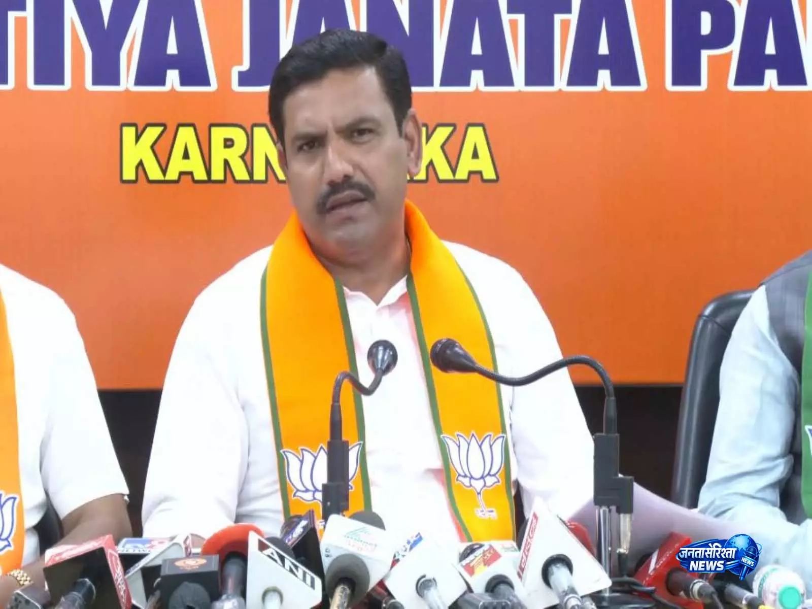 कर्नाटक BJP प्रमुख BY विजयेंद्र ने कांग्रेस पर निशाना साधा कर्नाटक BJP प्रमुख BY विजयेंद्र ने कांग्रेस पर निशाना साधा