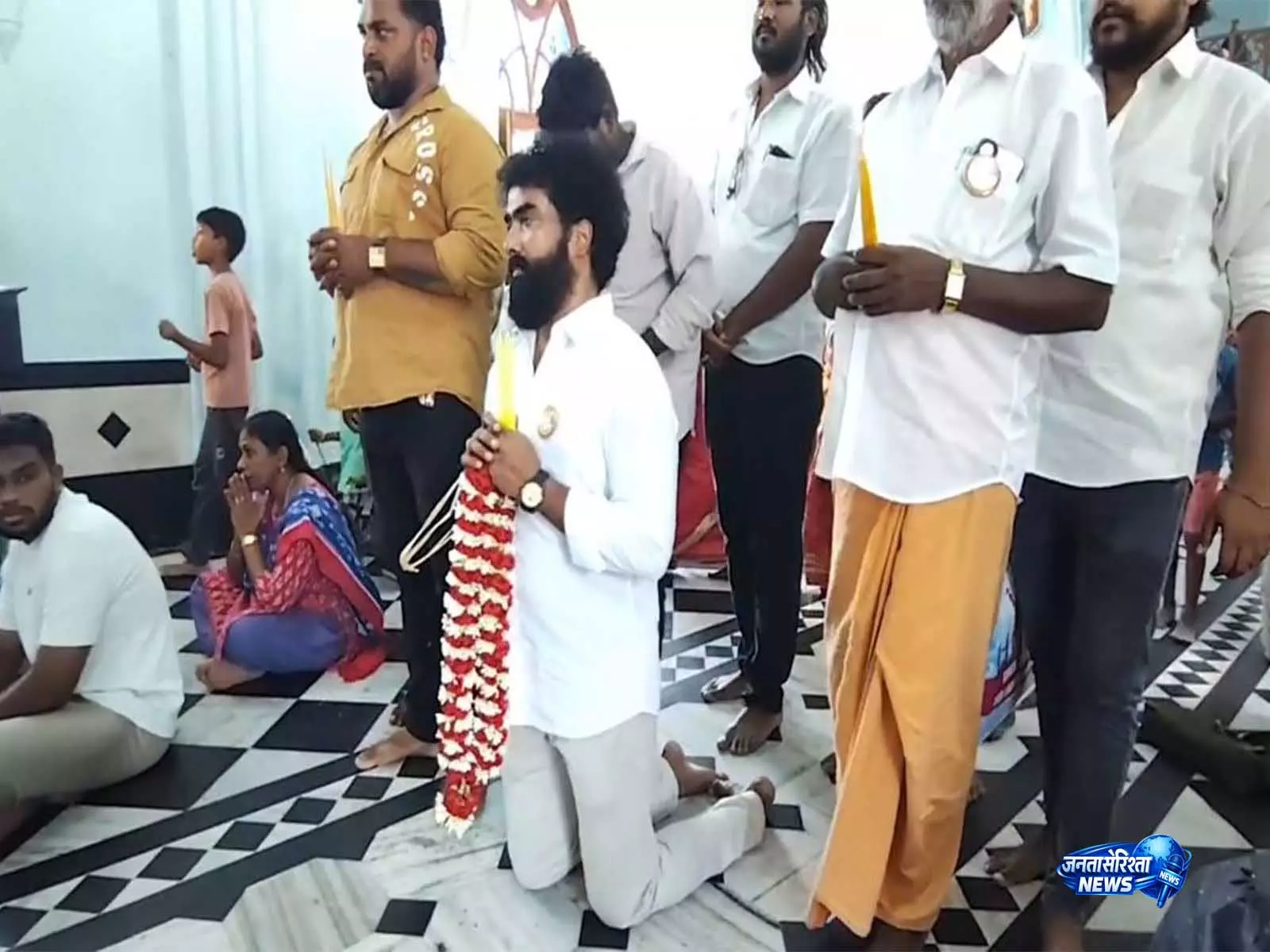 TVK के पदाधिकारी ने विजय की विधानसभा चुनाव जीत के बाद चर्च में घुटनों के बल चलकर अपनी मन्नतें पूरी कीं TVK के पदाधिकारी ने विजय की विधानसभा चुनाव जीत के बाद चर्च में घुटनों के बल चलकर अपनी मन्नतें पूरी कीं