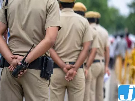 36 घंटे में पुलिस ने बरामद की अपहृत मासूम, झारखंड से आरोपी गिरफ्तार 36 घंटे में पुलिस ने बरामद की अपहृत मासूम, झारखंड से आरोपी गिरफ्तार