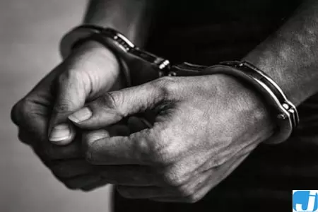 कांस्टेबल के घर में नोटों का बंडल, वीडियो वायरल के बाद चार गिरफ्तार कांस्टेबल के घर में नोटों का बंडल, वीडियो वायरल के बाद चार गिरफ्तार