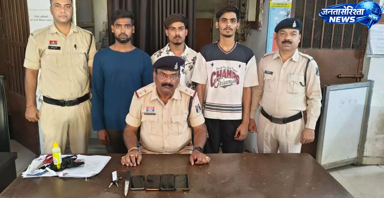 घर में घुसकर धारदार हथियार से हमला, नाबालिग सहित 4 गिरफ्तार घर में घुसकर धारदार हथियार से हमला, नाबालिग सहित 4 गिरफ्तार