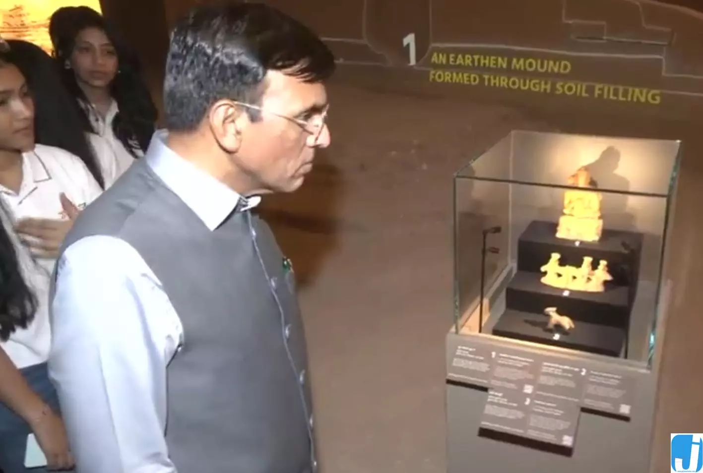 द लाइट एंड द लोटस: रेलिक्स ऑफ द अवेकन्ड वन’ प्रदर्शनी का आयोजन, मनसुख मंडाविया हुए शामिल द लाइट एंड द लोटस: रेलिक्स ऑफ द अवेकन्ड वन’ प्रदर्शनी का आयोजन, मनसुख मंडाविया हुए शामिल