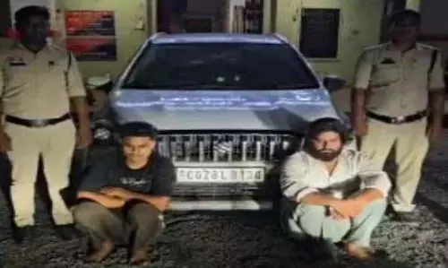 मैदान में खड़ी कार को पुलिस ने घेरा, MDMA ड्रग्स के साथ 2 तस्कर गिरफ्तार मैदान में खड़ी कार को पुलिस ने घेरा, MDMA ड्रग्स के साथ 2 तस्कर गिरफ्तार
