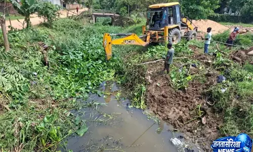 Dimapur : EDTC हवाई अड्डे पर बाढ़ से निपटने के लिए जल निकासी सफाई में जुटा