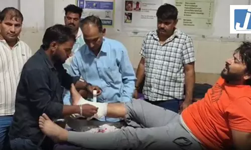 पुलिस और कुख्यात बदमाशों के बीच मुठभेड़, इंस्पेक्टर की बुलेटप्रूफ जैकेट पर लगी गोली पुलिस और कुख्यात बदमाशों के बीच मुठभेड़, इंस्पेक्टर की बुलेटप्रूफ जैकेट पर लगी गोली