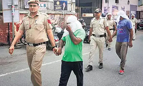 Chennai में विशेष अभियान: 100 बदमाश गिरफ्तार, श्रीपेरंबदूर हत्या मामले में कई आरोपी पकड़े गए Chennai में विशेष अभियान: 100 बदमाश गिरफ्तार, श्रीपेरंबदूर हत्या मामले में कई आरोपी पकड़े गए