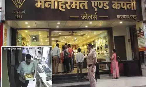 रायपुर : 2 करोड़ की जेवर चोरी, कर्मचारी पर कारोबारी ने लगाया आरोप रायपुर : 2 करोड़ की जेवर चोरी, कर्मचारी पर कारोबारी ने लगाया आरोप