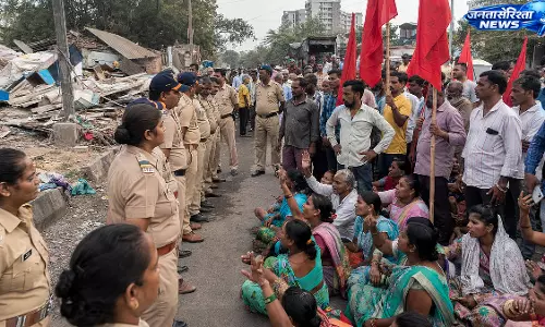 Arnala: अतिक्रमण हटाओ अभियान पर विरोध तेज, बेघर हुए परिवारों का प्रदर्शन Arnala: अतिक्रमण हटाओ अभियान पर विरोध तेज, बेघर हुए परिवारों का प्रदर्शन