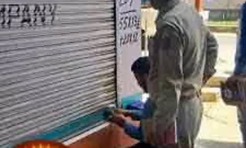 Anantnag में नियमों के उल्लंघन पर केमिस्ट की दुकान सील Anantnag में नियमों के उल्लंघन पर केमिस्ट की दुकान सील