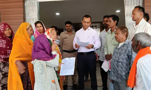 डुंगलावड़ा गांव में 132 kV लाइन के खंभों का विरोध, ग्रामीणों ने कलेक्टर को सौंपा ज्ञापन डुंगलावड़ा गांव में 132 kV लाइन के खंभों का विरोध, ग्रामीणों ने कलेक्टर को सौंपा ज्ञापन
