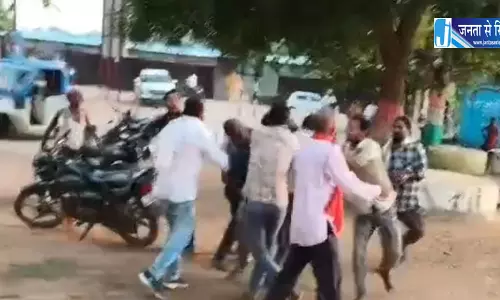 तहसील परिसर बना जंग का मैदान, जमीन केस में दो पक्ष भिड़ गए तहसील परिसर बना जंग का मैदान, जमीन केस में दो पक्ष भिड़ गए