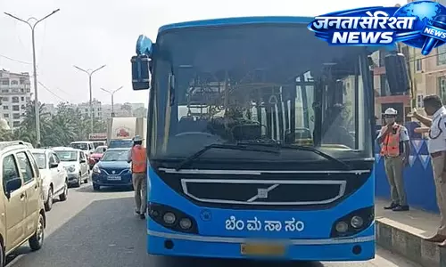 बेंगलुरु में रोड रेज मामला: BMTC बस ड्राइवर पर हमला, एक आरोपी गिरफ्तार बेंगलुरु में रोड रेज मामला: BMTC बस ड्राइवर पर हमला, एक आरोपी गिरफ्तार